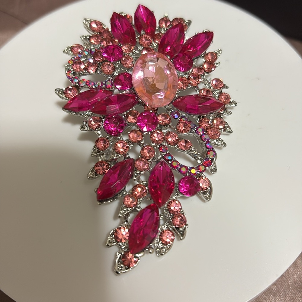 Elegant Pink and Silver Brooch - Picture 3 of 4